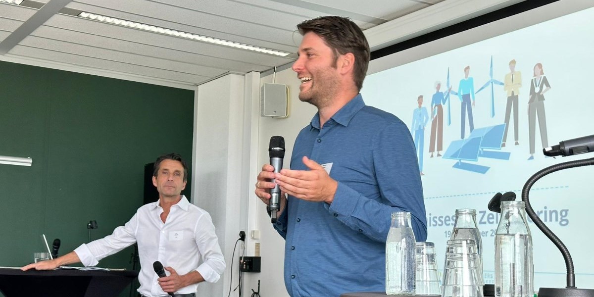 Twee sprekers tijdens de sessie over zelflevering in Arnhem.